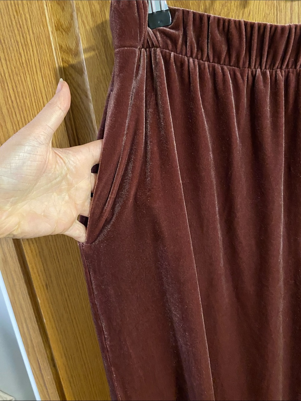 UNIQLO Velvet Wide-Leg Pants in Maroon - Picture 3 of 4
